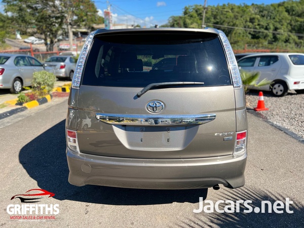 Toyota Isis 1,8L 2013-5