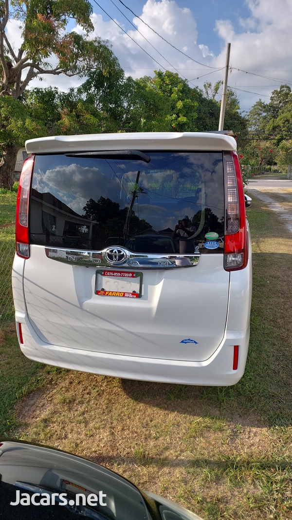 Toyota Noah 2014-1