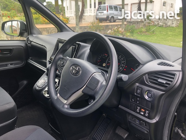 Toyota Voxy 2,0L 2017-10
