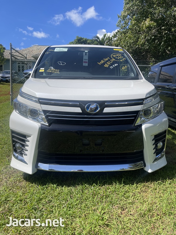 Toyota Voxy 2,0L 2015-1