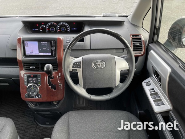 Toyota Noah 2,0L 2013-6