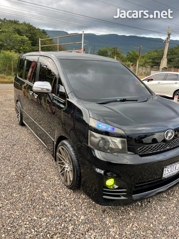Toyota Voxy 2,0L 2012-10