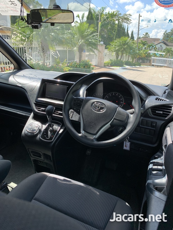 Toyota Voxy 2,0L 2016-8