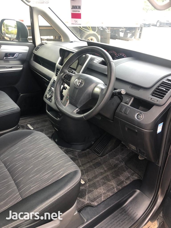 Toyota Voxy 2,0L 2013-9