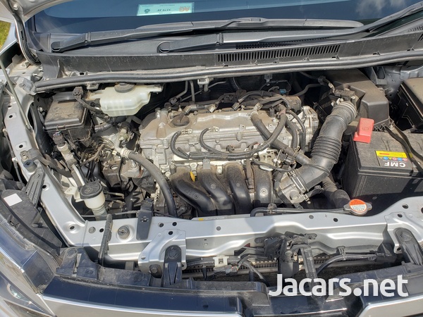 Toyota Voxy 2,0L 2016-14