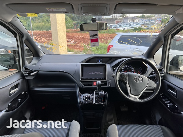Toyota Voxy 2,0L 2015-7