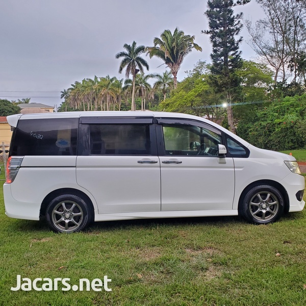 Honda Stepwgn Spada 2,0L 2013-6