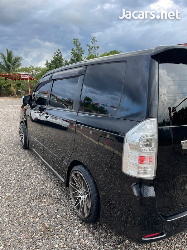 Toyota Voxy 2,0L 2012-12