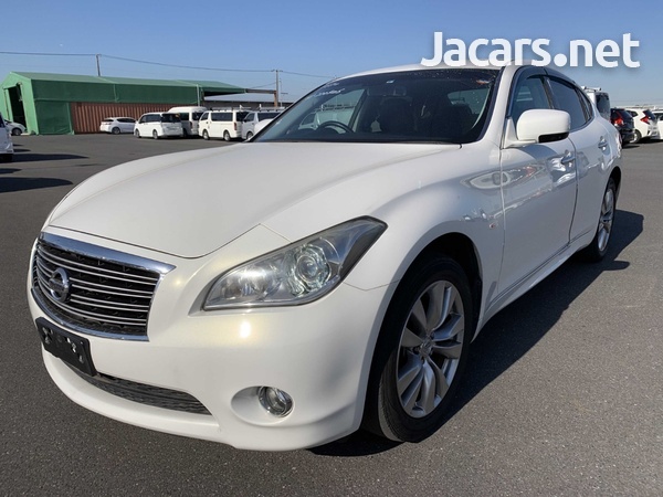 Nissan Fuga 3,0L 2013-5