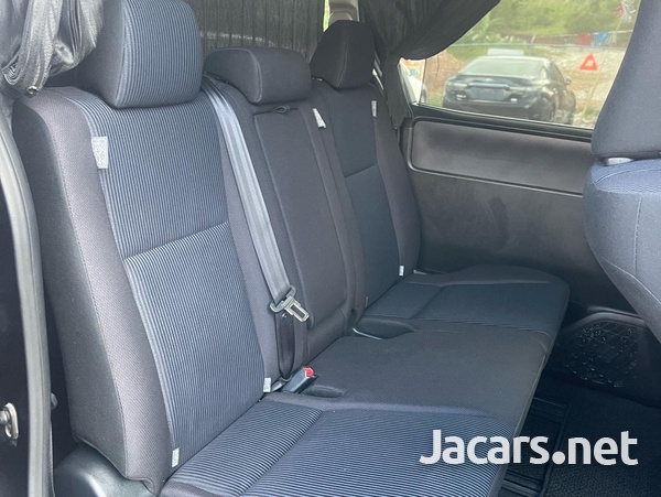 Toyota Voxy 2,0L 2016-8
