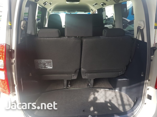 Toyota Noah 2,0L 2012-8