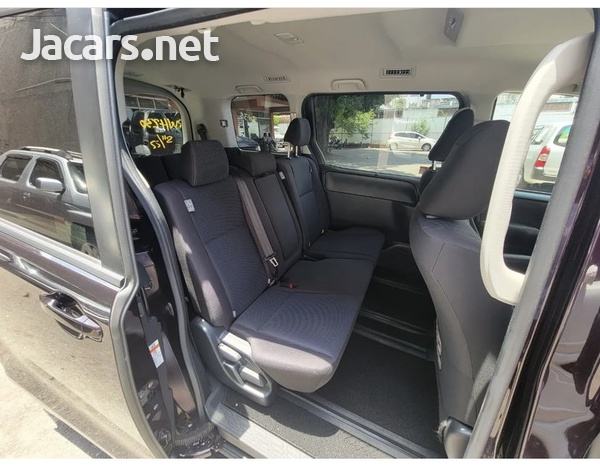 Toyota Noah 2,0L 2018-8