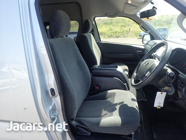 Toyota Hiace Grand Cabin 2,5L 2014-7