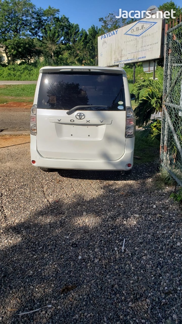 Toyota Voxy 2,0L 2010-4