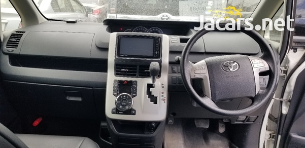 Toyota Voxy 2,0L 2013-6