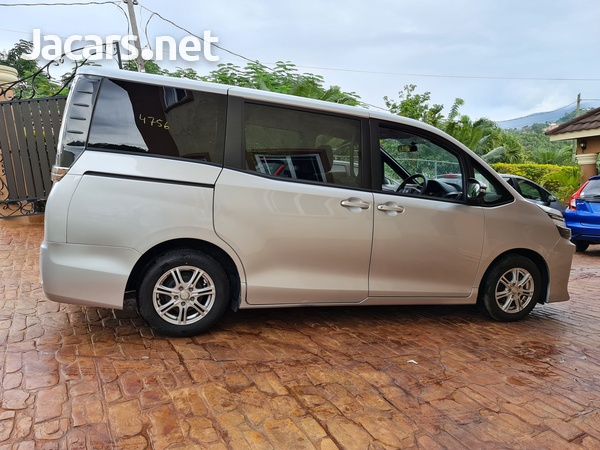 Toyota Voxy 2,0L 2017-3