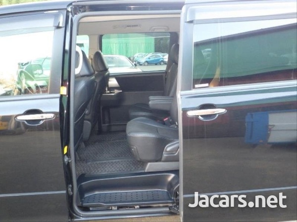 Toyota Voxy 2,0L 2013-10