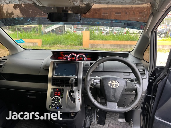 Toyota Voxy 2,0L 2012-7