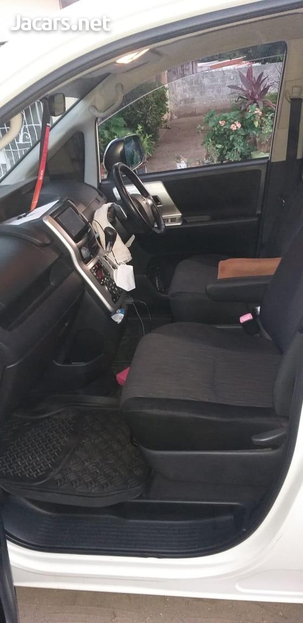Toyota Voxy 2,0L 2011-7