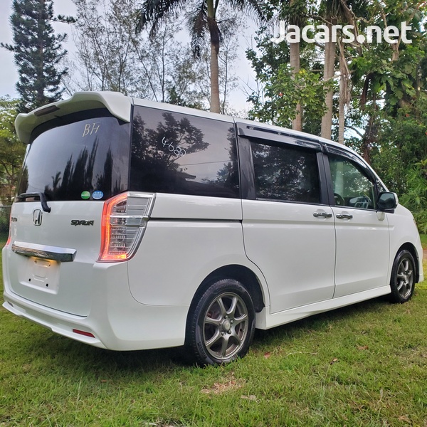 Honda Stepwgn Spada 2,0L 2013-5