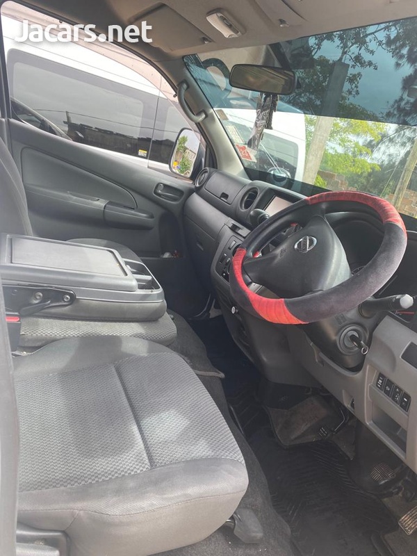 Nissan Caravan 2,5L 2011-4