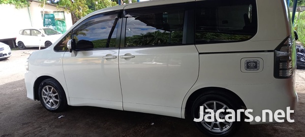 Toyota Voxy 2012-10