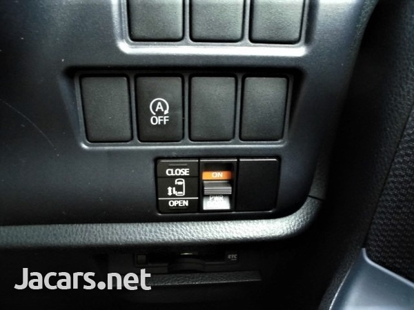 Toyota Voxy 2,0L 2016-13