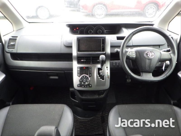 Toyota Voxy 2,0L 2013-8