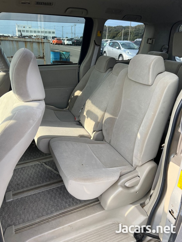Toyota Noah 2,0L 2013-6