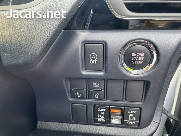 Toyota Voxy 2,0L 2017-9