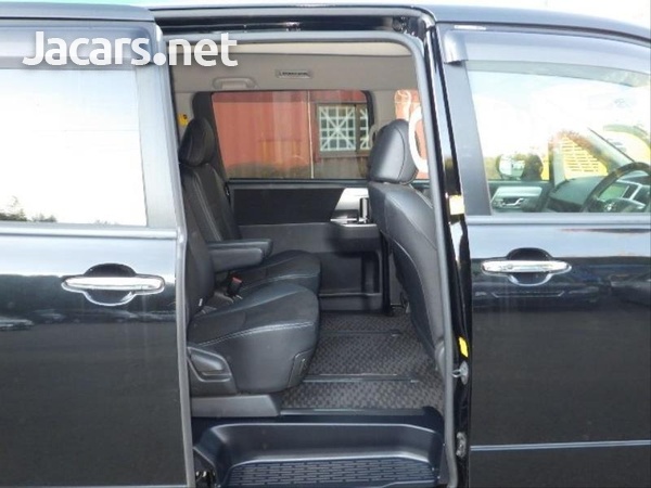 Toyota Voxy 2,0L 2013-9