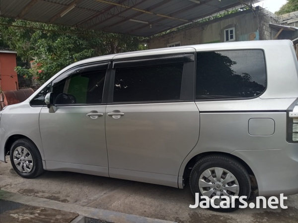 Toyota Voxy 2,0L 2010-3