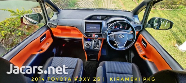 Toyota Voxy 2,0L 2014-10