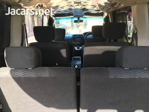 Nissan Serena 2,0L 2012-4