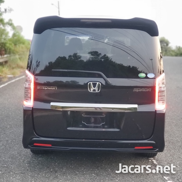 Honda Stepwgn Spada 2,0L 2013-5