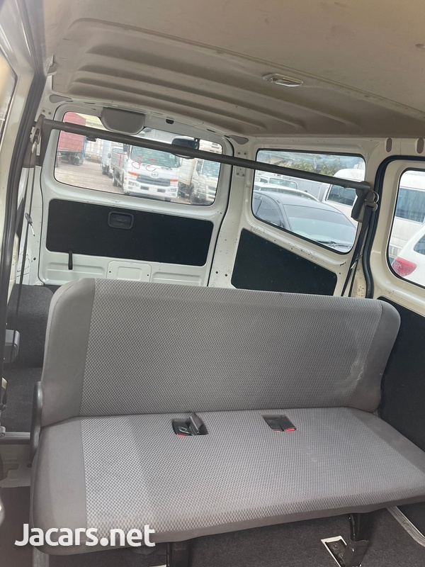 Nissan Caravan 2,5L 2014-6