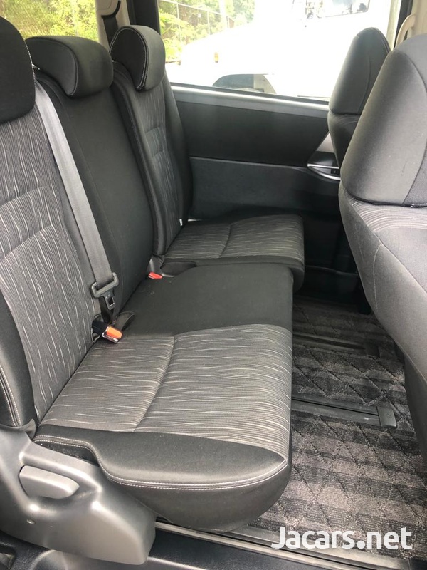 Toyota Voxy 2,0L 2013-10