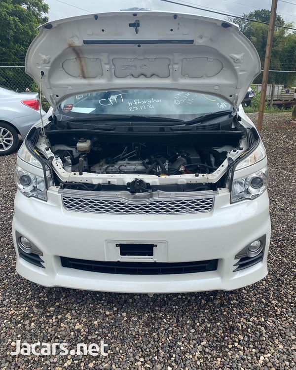Toyota Voxy 2,0L 2012-8