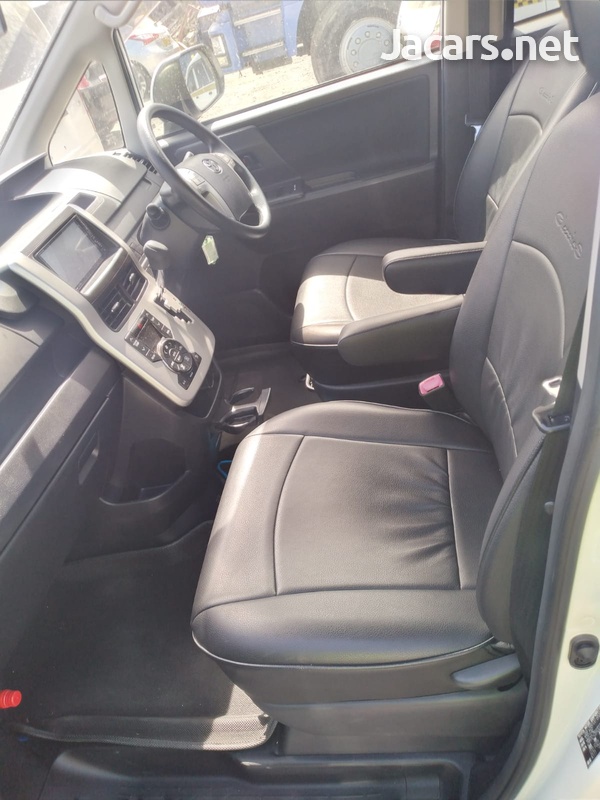 Toyota Voxy 2,0L 2013-10