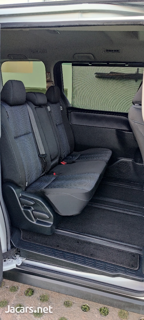 Toyota Voxy 2,0L 2017-9