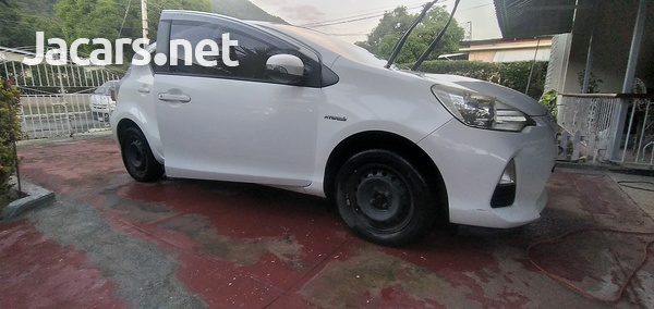 Toyota Aqua 1,5L 2014-3