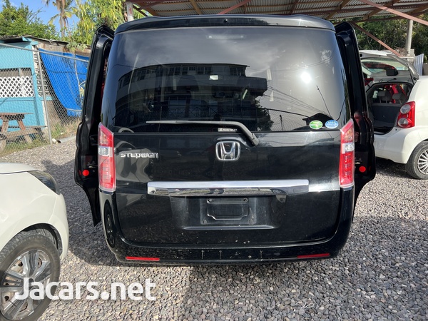 Honda Stepwgn 2,0L 2013-5