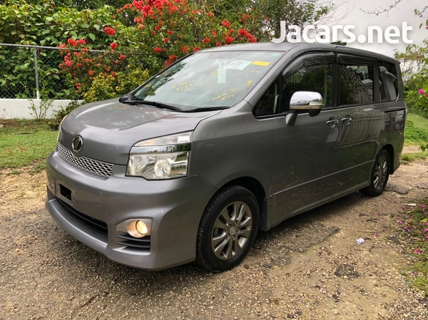 Toyota Voxy 2,0L 2013-1