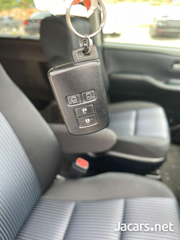 Toyota Voxy 2,0L 2014-5
