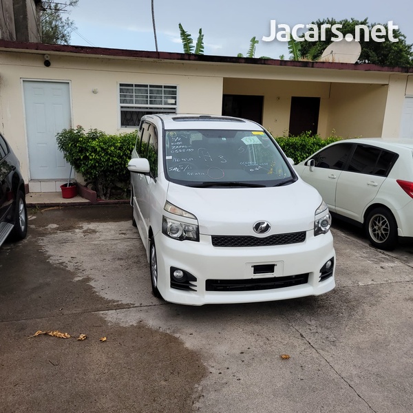 Toyota Voxy 2,0L 2013-1