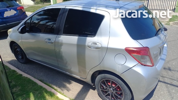Toyota Vitz 1,0L 2012-9