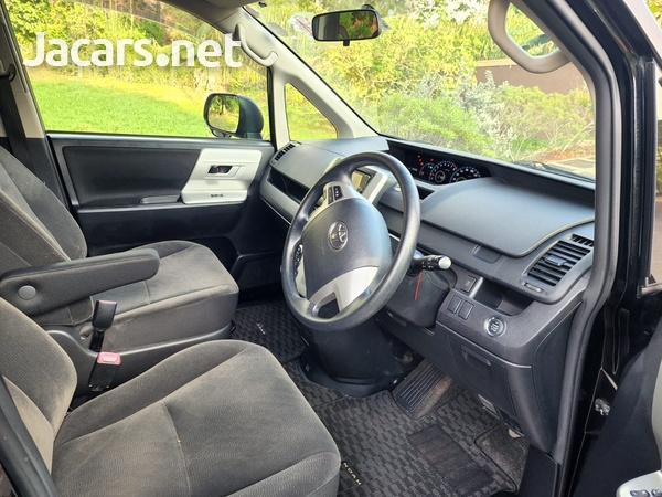 Toyota Noah 1,9L 2013-9