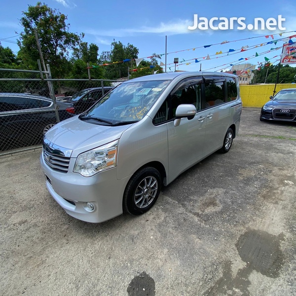 Toyota Noah 2,0L 2013-3