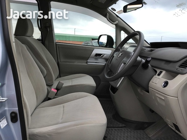 Toyota Noah 2,0L 2012-5