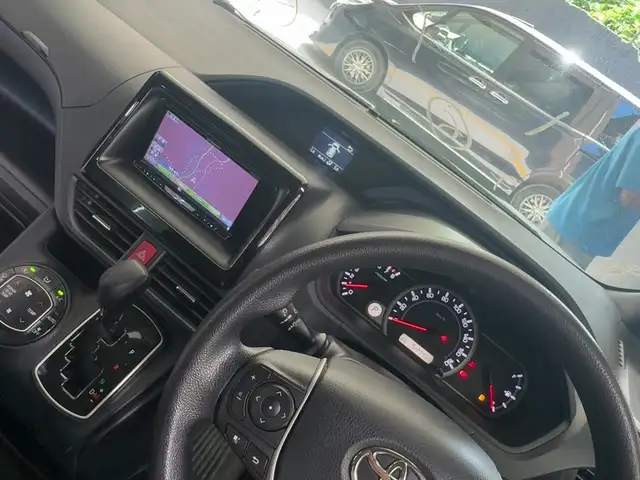 Toyota Voxy 2,0L 2014, Saint James - 13